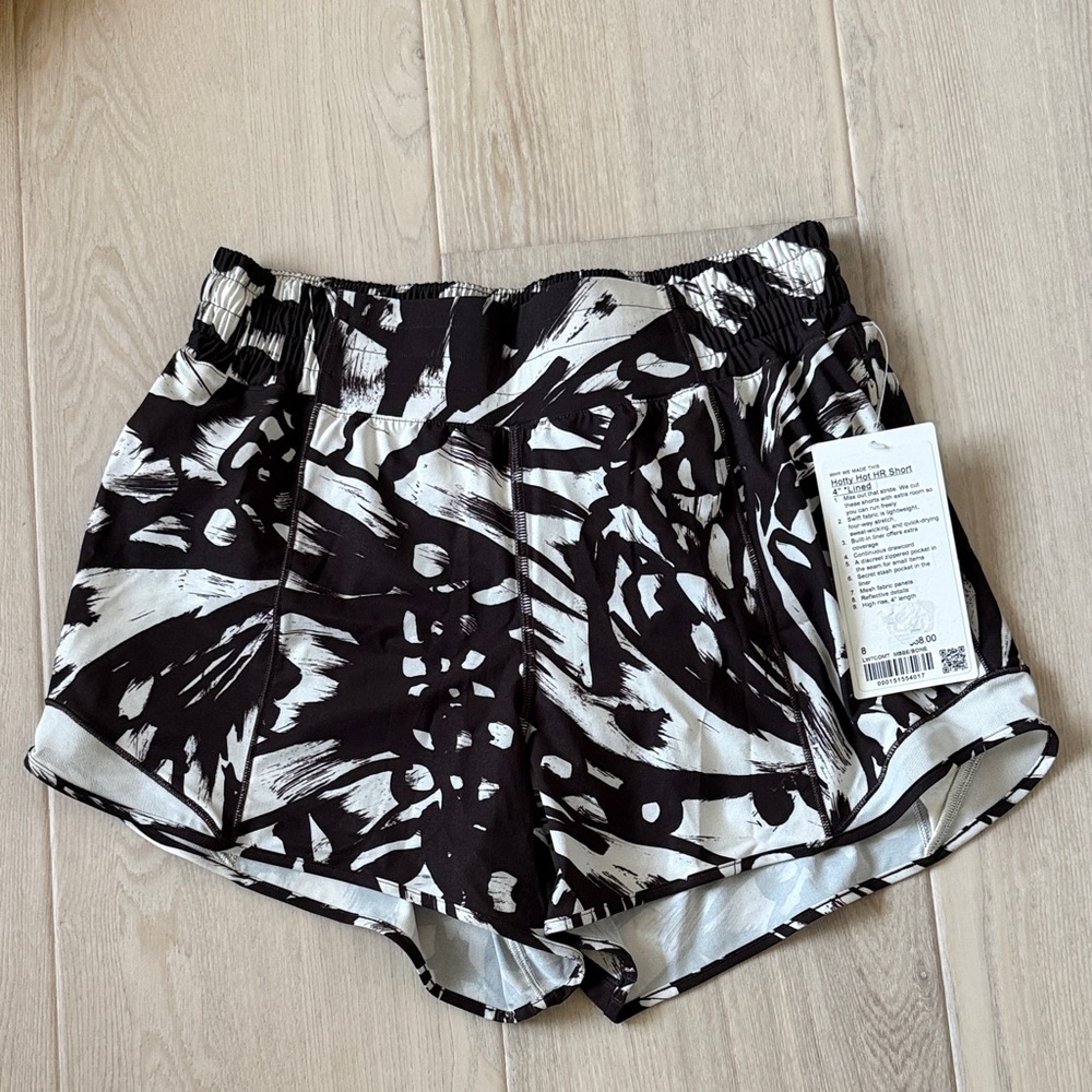 NWT Lululemon Hotty Hot HR Short - Size 8